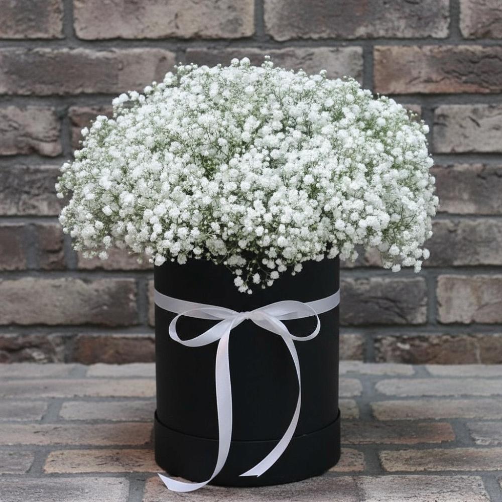 Цветочная композиция из Гипсофила в шляпной коробке в Полевском Свердловская область