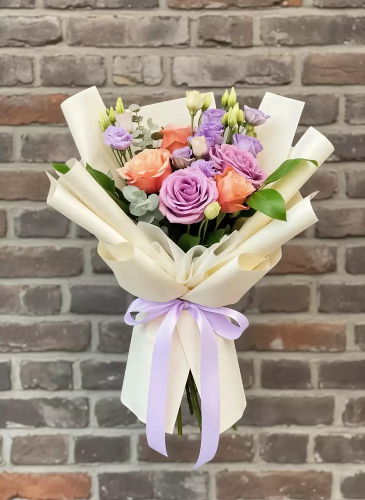 Букет цветов из: Лизиантусы и Розы в Полевском Свердловская область