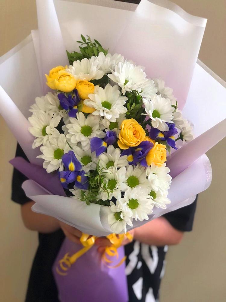 Букет цветов из: Ирисы, Хризантемы и Розы в Полевском Свердловская область