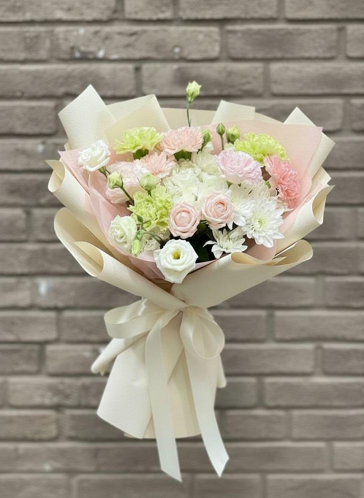 Букет цветов из: Гвоздики, Розы, Лизиантусы и Хризантемы в Полевском Свердловская область