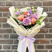 Букет цветов из:  Лизиантусы и Розы в Полевском Свердловская область