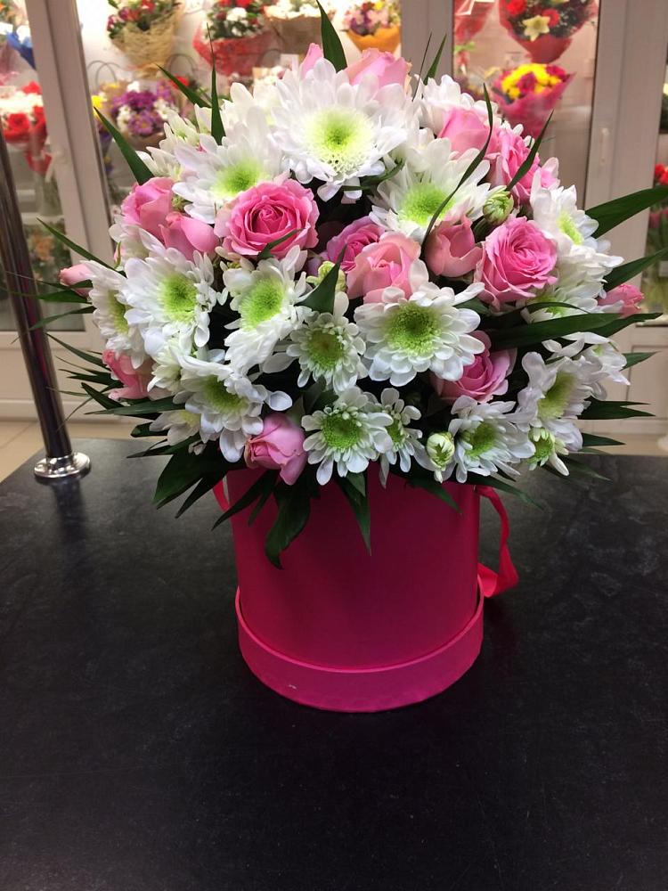 Цветочная композиция из Розы и Хризантемы в шляпной коробке в Полевском Свердловская область