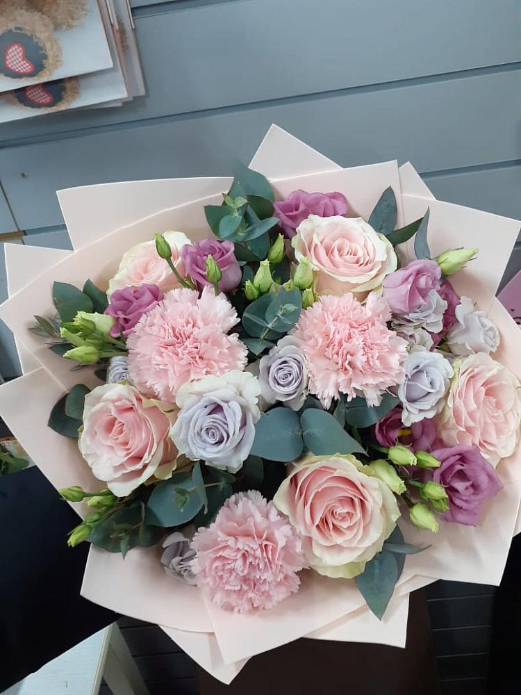 Букет цветов из: Розы, Гвоздики и Лизиантусы в Полевском Свердловская область